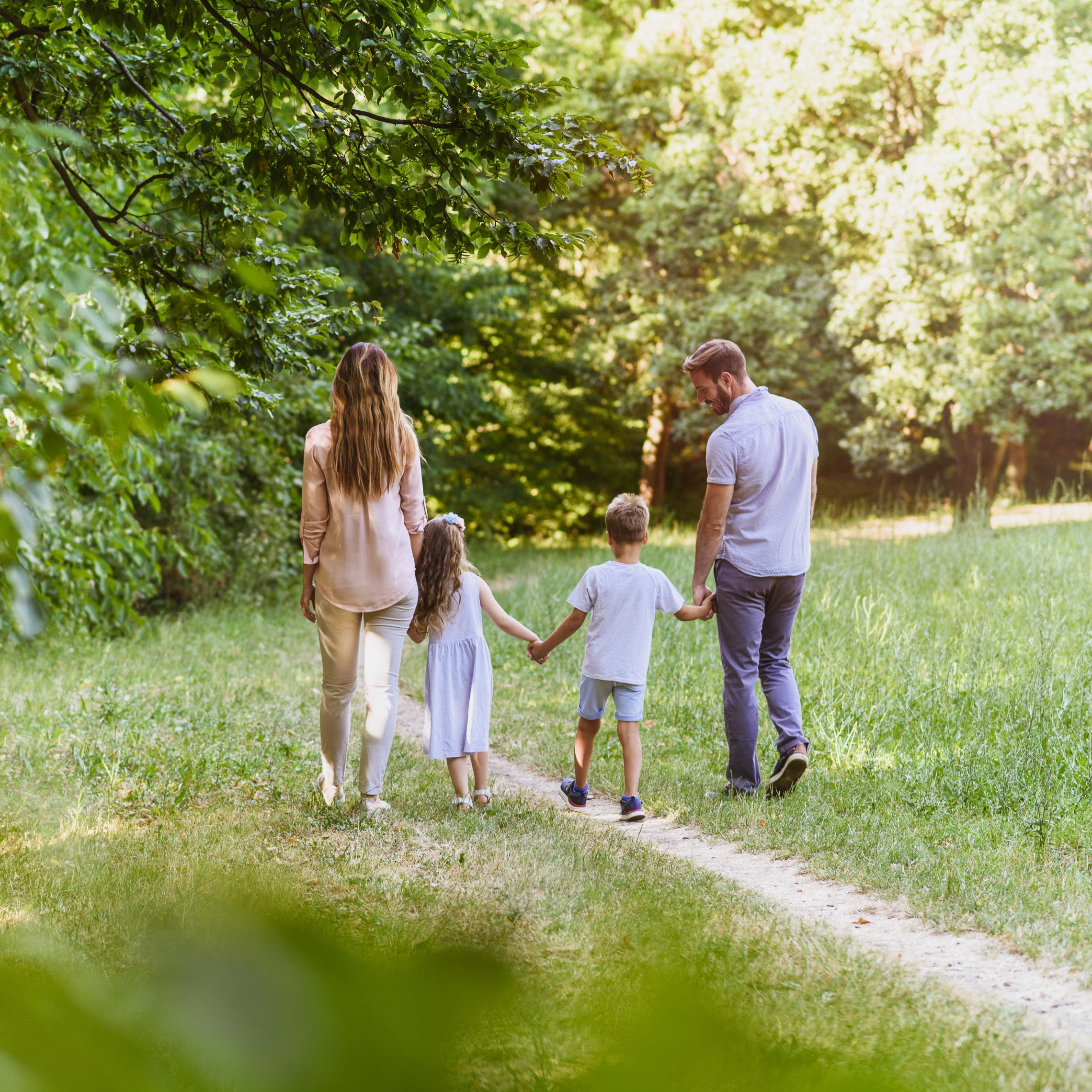 Mutter und Vater mit ihren zwei Kindern.