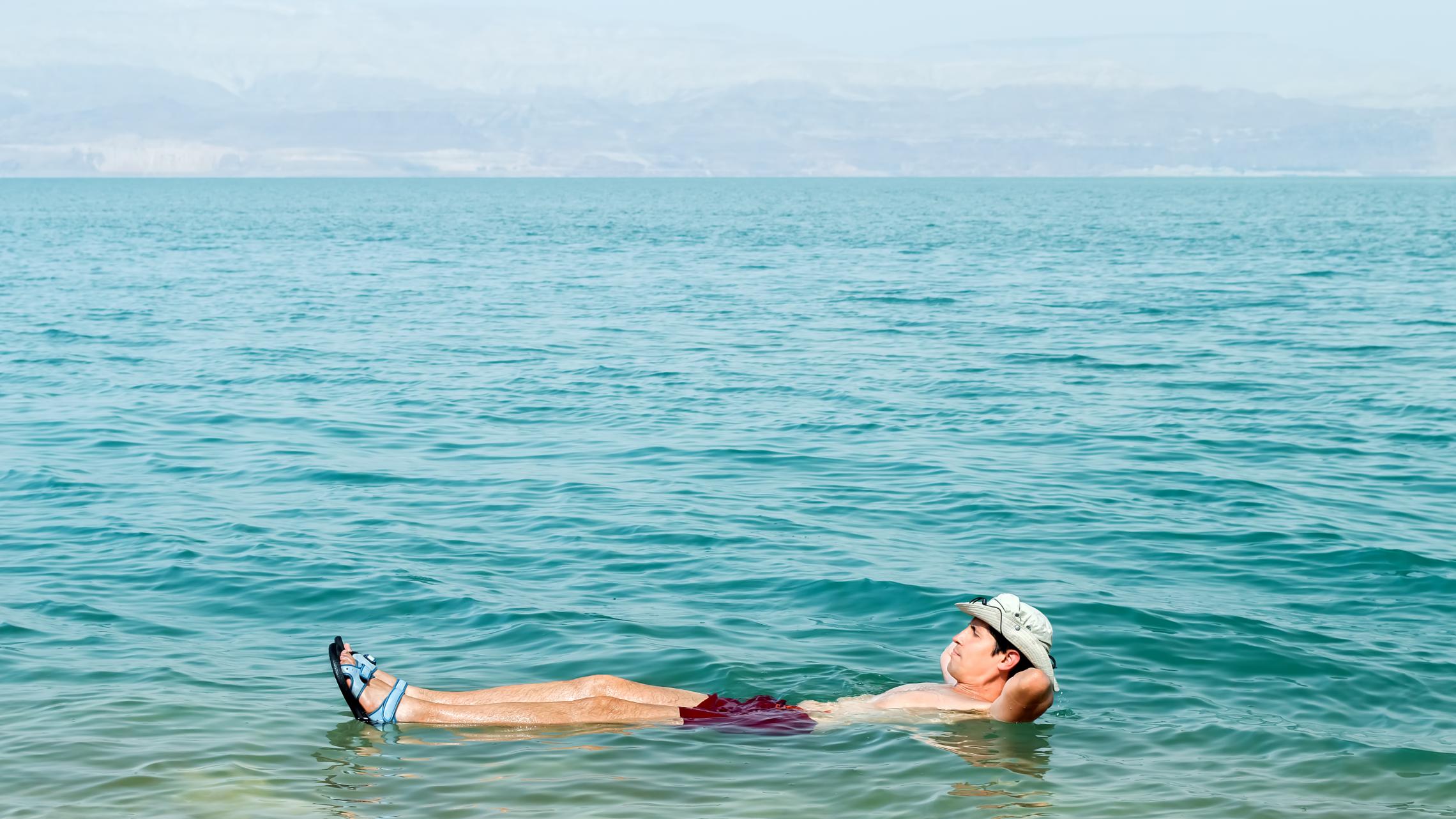 Psoriasis-Patient schwimmt im Toten Meer, um sein Hautbild zu verbessern.