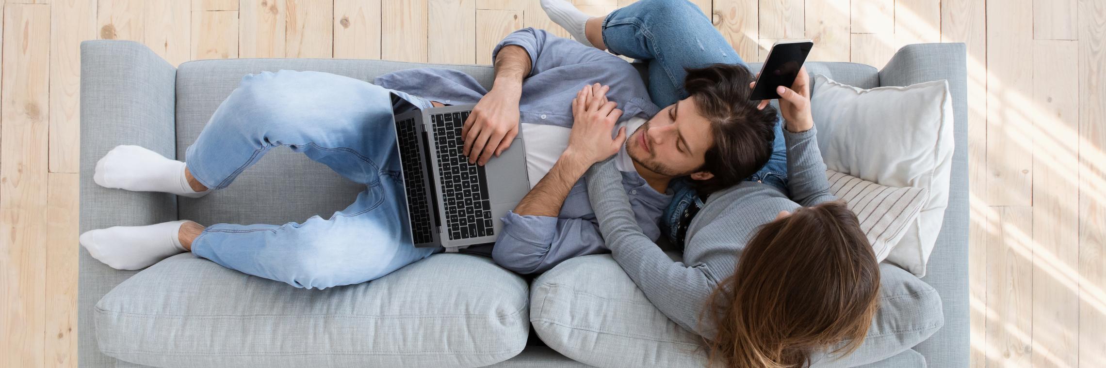 Junges Paar informiert sich im Internet über Psoriasis.