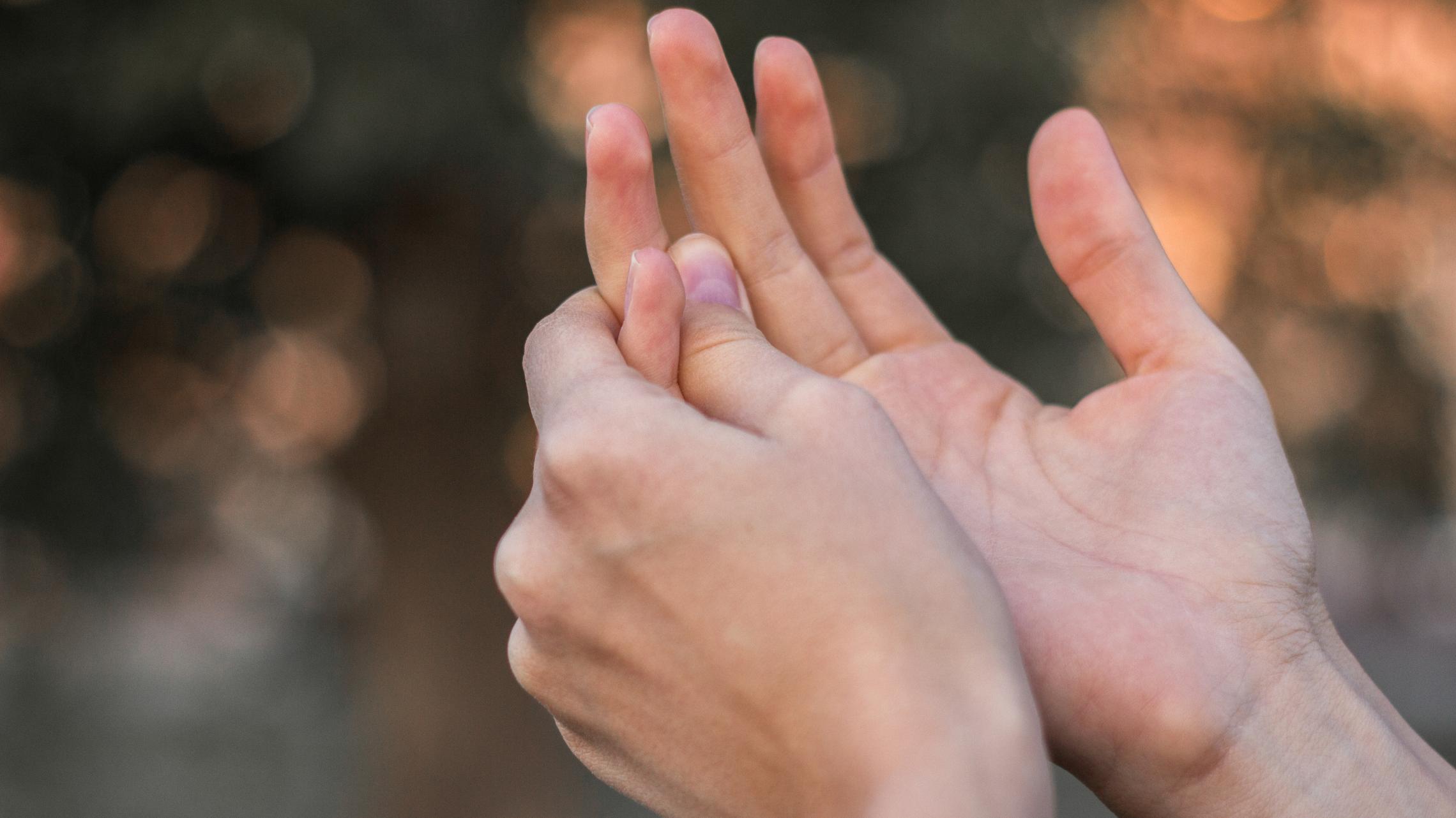 Junge Frau hat Schmerzen in den Gelenken ihrer Hand.