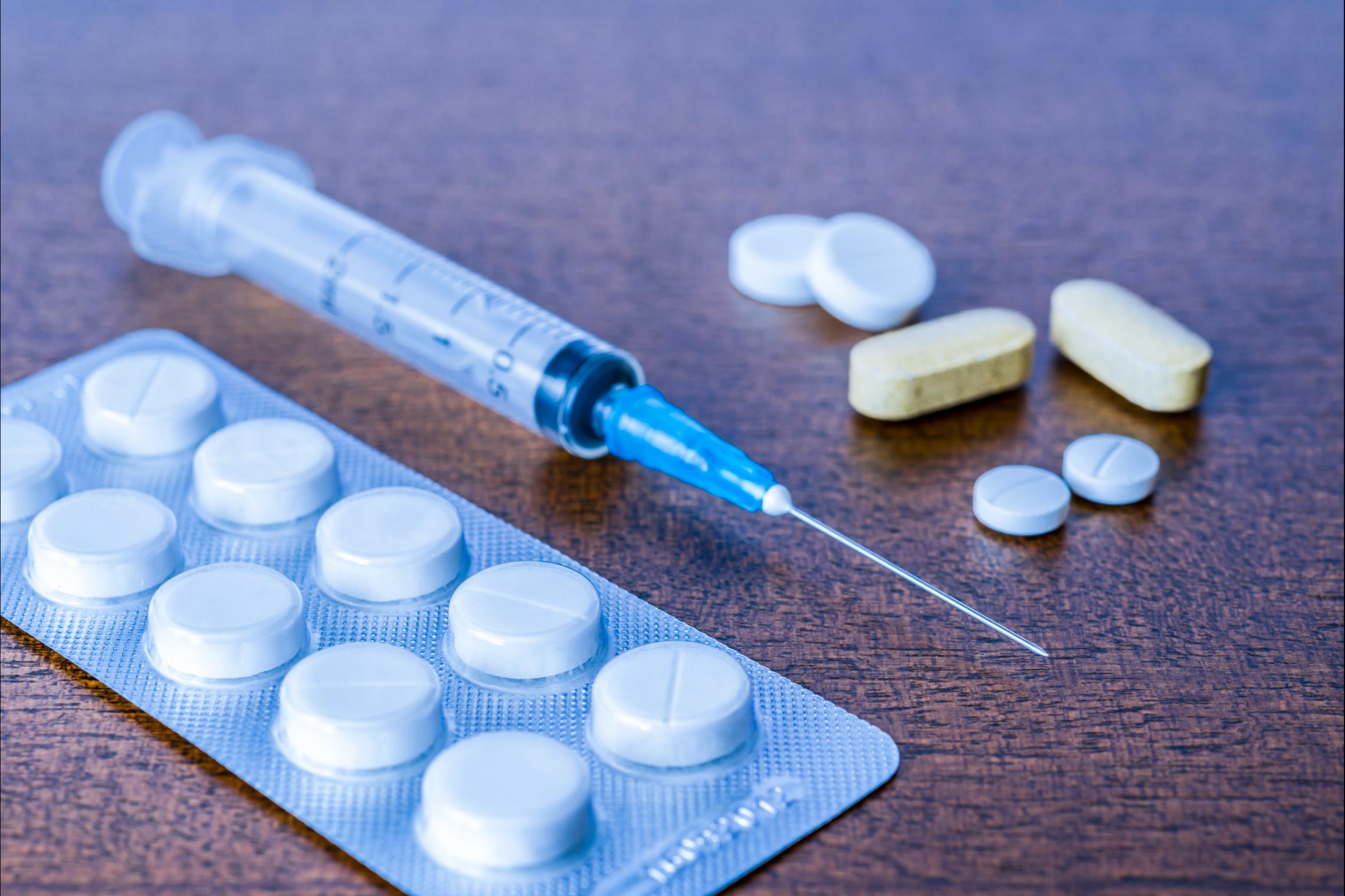 Tabletten und Spritzen zur Behandlung von Psoriasis.